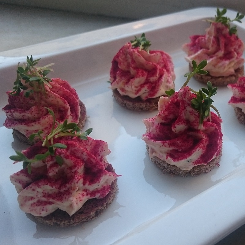 rökt laxmousse m rödbetspulver2